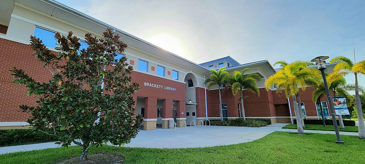 Indian River State College Mueller campus Vero Beach Brackett library (wide view)